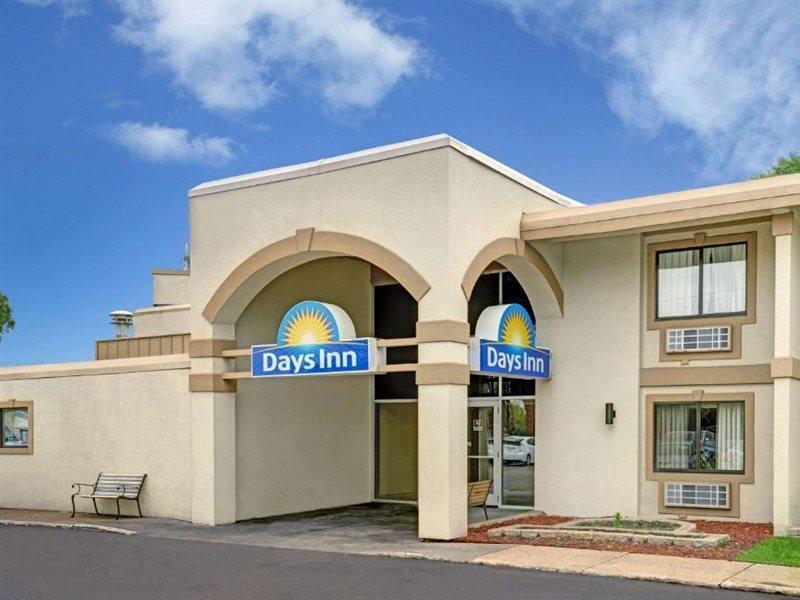 Days Inn By Wyndham Bloomington West Exterior photo