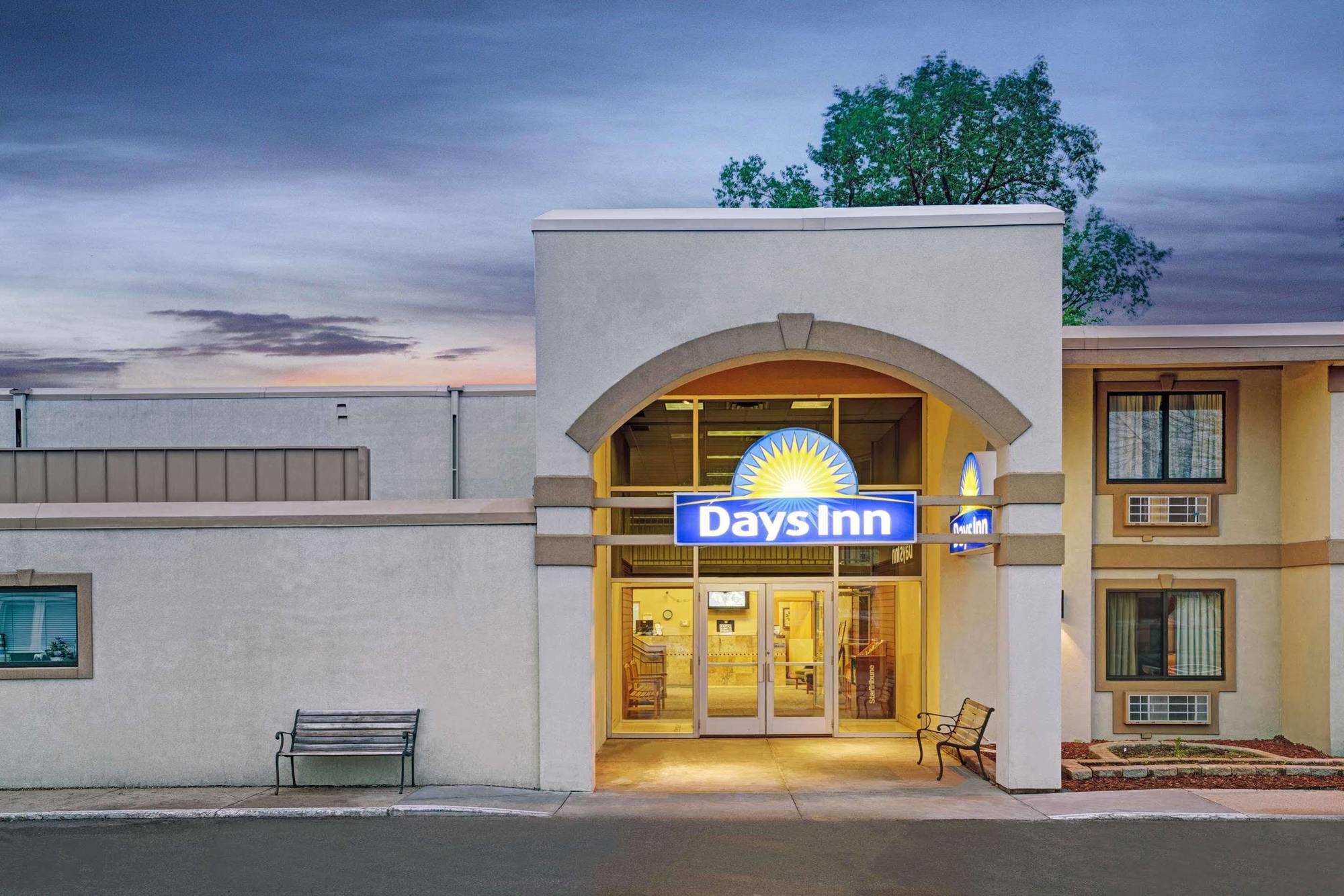 Days Inn By Wyndham Bloomington West Exterior photo