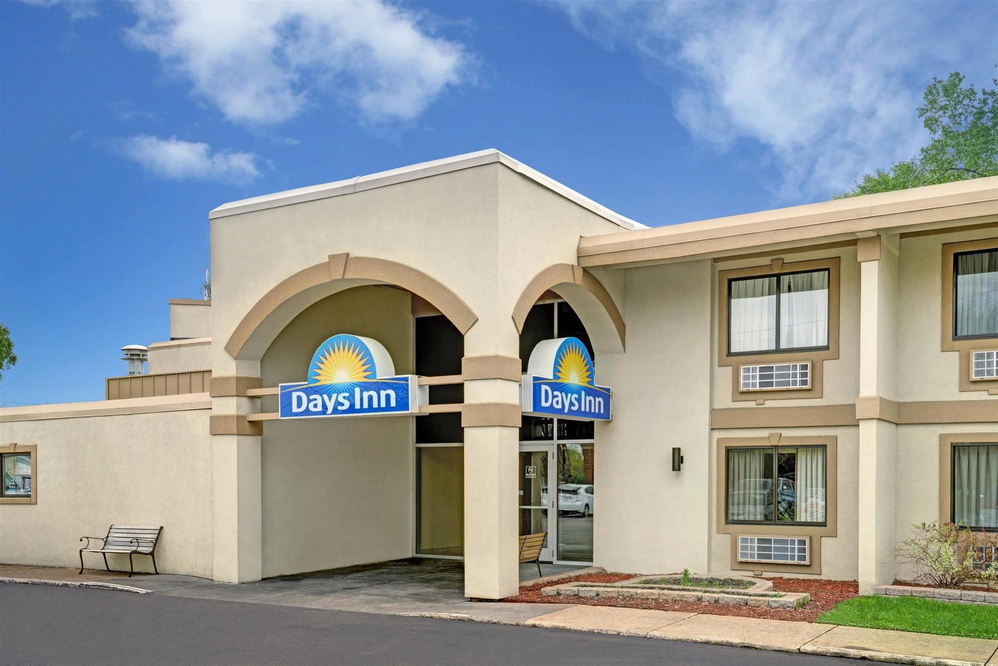 Days Inn By Wyndham Bloomington West Exterior photo